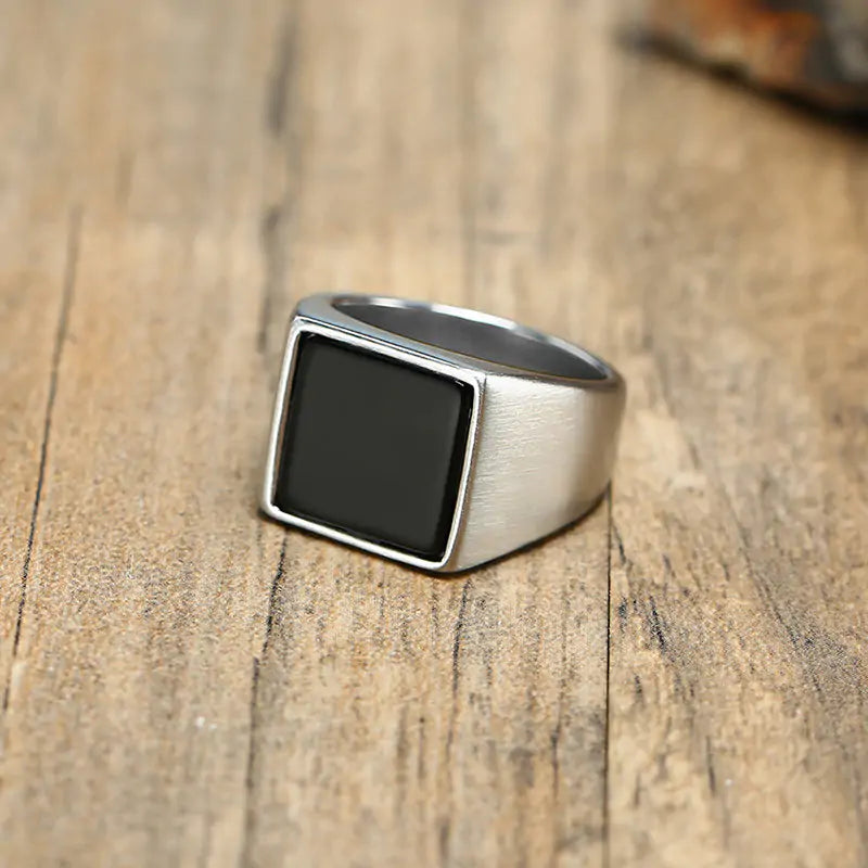 Hõrae Square Ring - Modern Elegance with a Bold Square Design