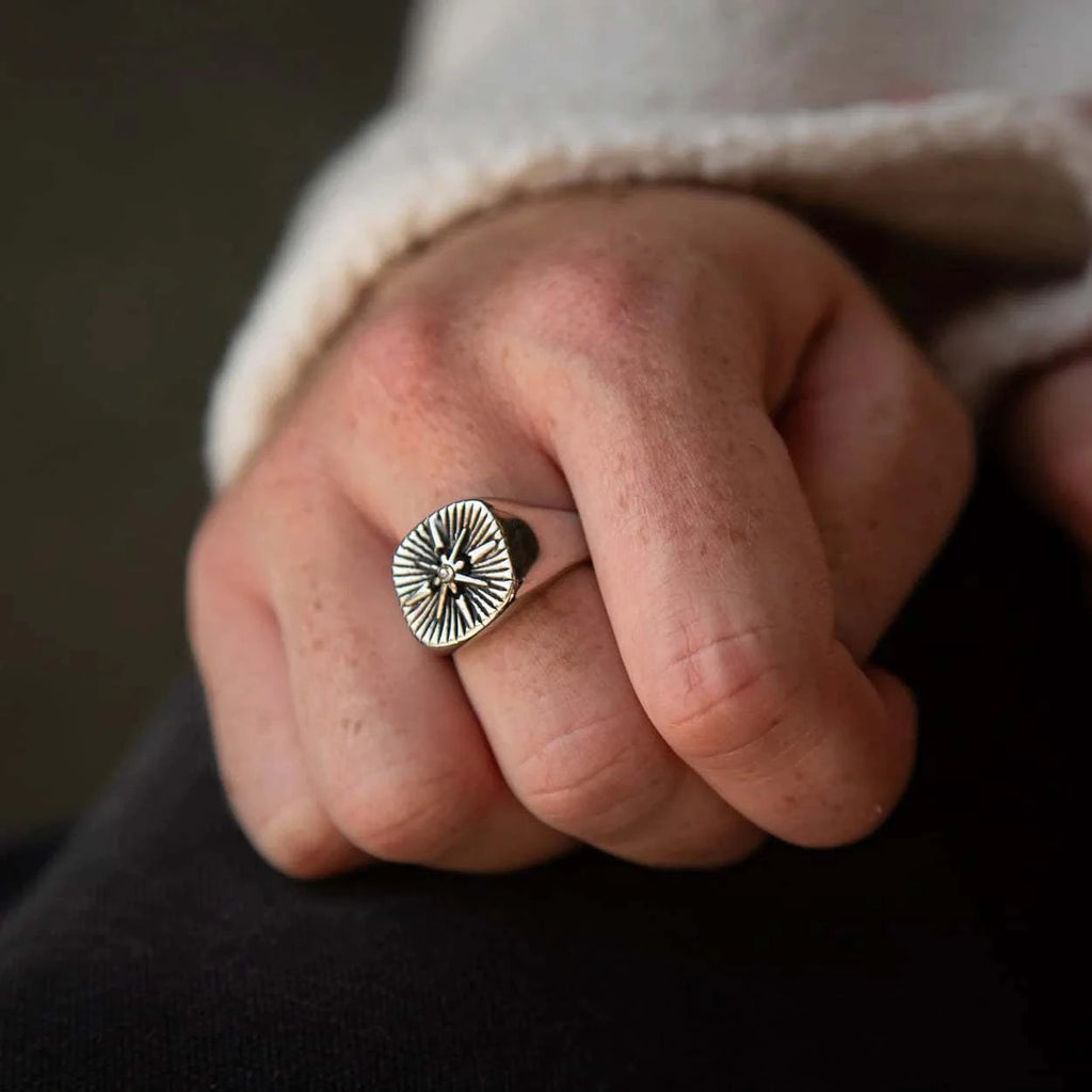 Hõrae Star Signet Ring - Embrace Celestial Elegance